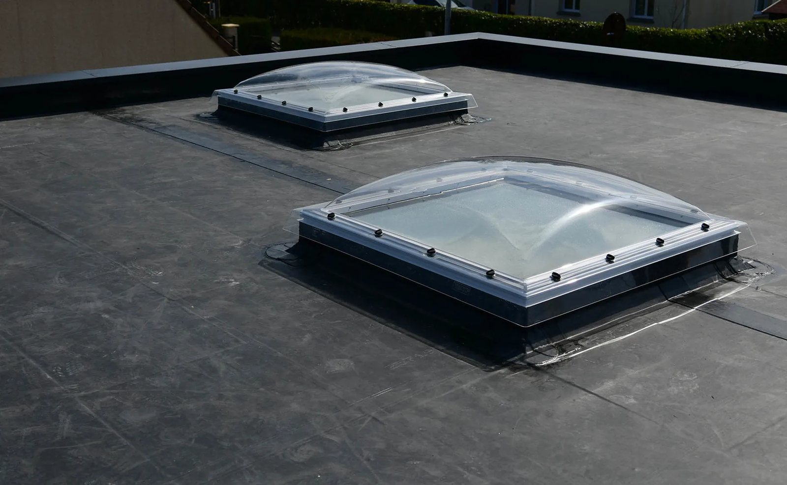 Plat dak met EPDM-bedekking en twee lichtkoepels