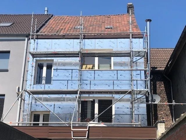 Gevel met isolatieplaten en steiger