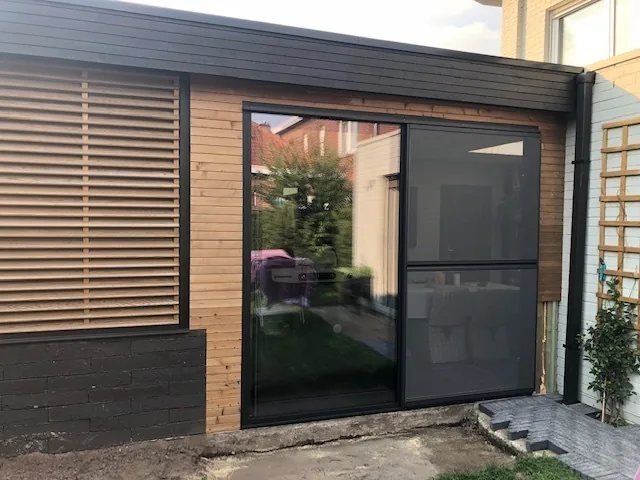 Gevelbekleding in hout met een schuifdeur