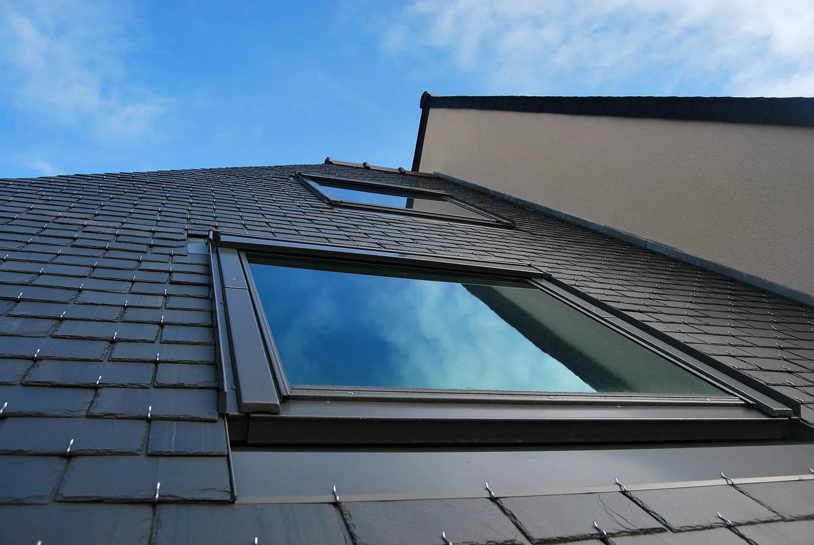 Dak met leien en een Velux-dakraam